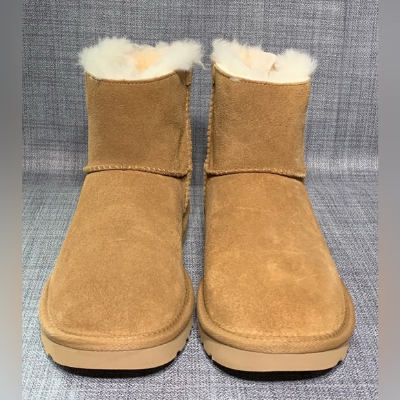 UGG Women's Mini Bailey Logo Strap Suede Boot Chesnut - Picture 4 of 8